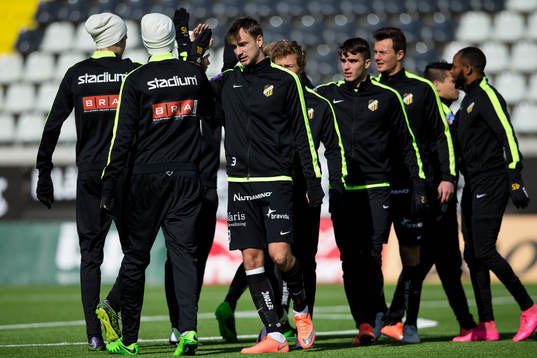 Häcken värmer upp innan en träningsmatch i fotboll