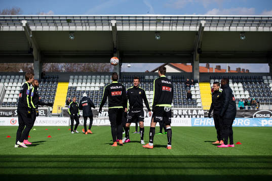 Häcken värmer upp innan en träningsmatch i fotboll
