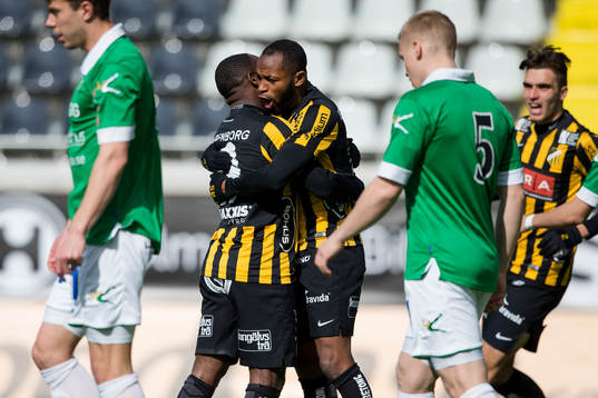 Häckens John Owoeri jublar och omfamnas av René Makondele