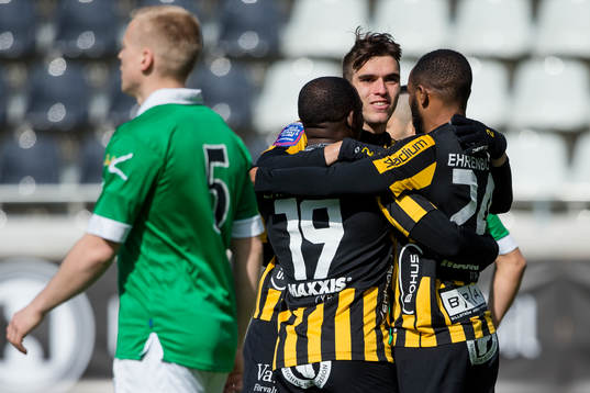 Häckens John Owoeri jublar och omfamnas av René Makondele