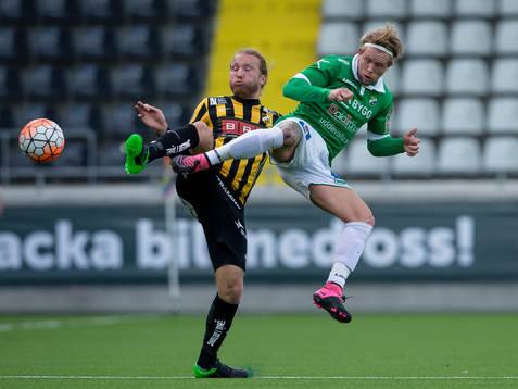 Häckens Emil Wahlström och Ljungskiles Tim Nilsen i kamp