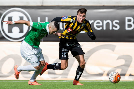 Ljungskiles Ahmed El Amrani försöker stoppa Häckens
