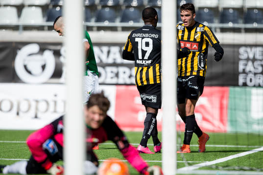 Häckens John Owoeri jublar ihop med framspelaren Egzon