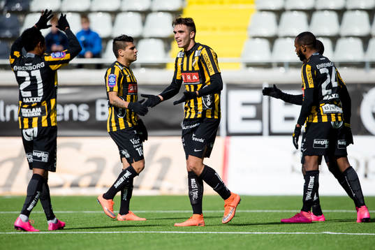 Häckens Egzon Binaku och Nasiru Mohammed glada