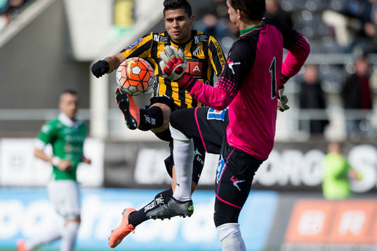Häckens Paulinho före Ljungskiles målvakt August