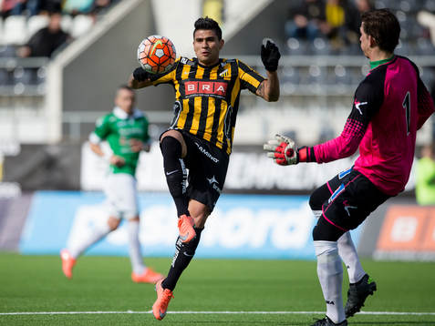 Häckens Paulinho före Ljungskiles målvakt August