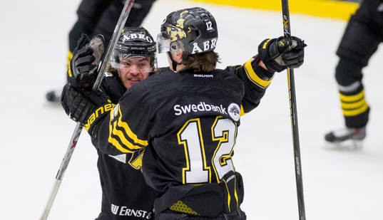 s Max Lindholm och Nicklas Lindholm-Schmidt jublar