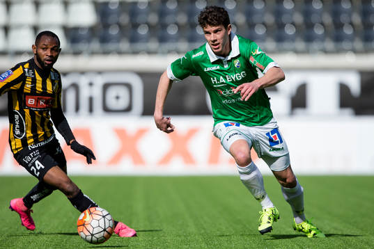 Ljungskiles Mattias Pedersen före Häckens René Makondele