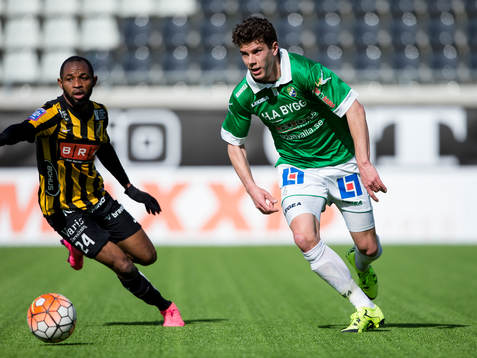 Ljungskiles Mattias Pedersen före Häckens René Makondele