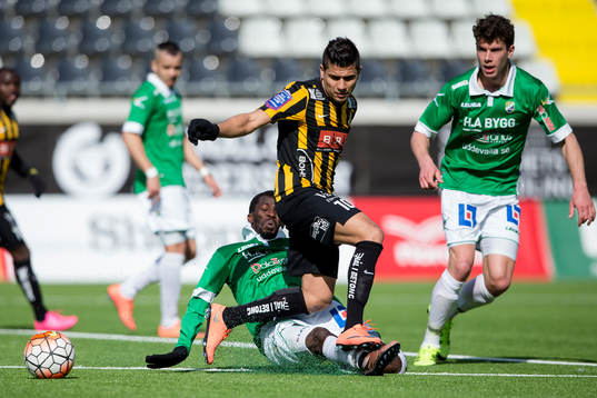Ljungskiles Yussif Chibsah glidtacklar Häckens Paulinho