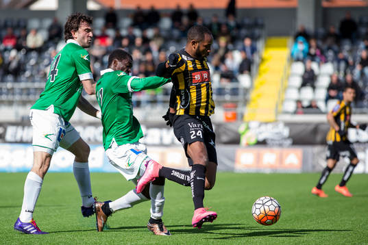 Häckens René Makondele före Ljungskiles Yussif Chibsah