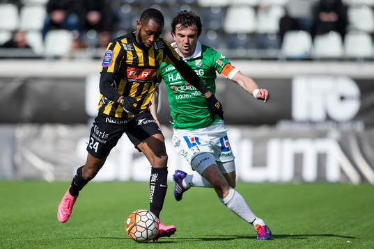 Häckens René Makondele före Ljungskiles Aleksandar Kitic