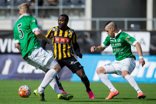 Häckens John Owoeri mot Ljungskiles Ahmed El Amrani och