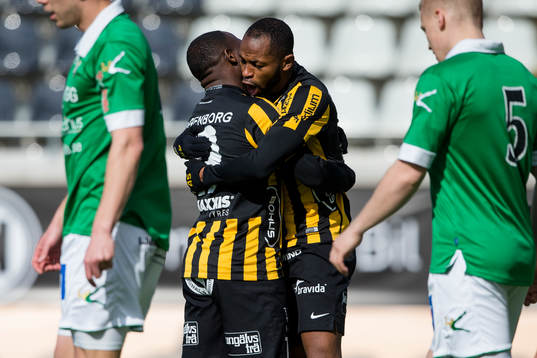 Häckens John Owoeri jublar och omfamnas av René Makondele