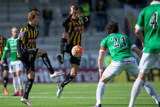 Häckens Niels Vorthoren med bollen, bredvid Adam Andersson