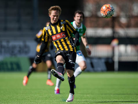 Häckens Adam Andersson slår en passning