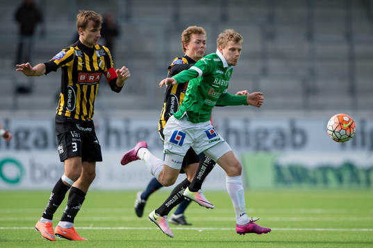 Ljungskiles Jakob Olsson före Häckens Jasmin Sudic och
