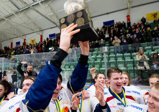 Matchhjälten Djurgårdens David Bernhardt lyfter SM bucklan