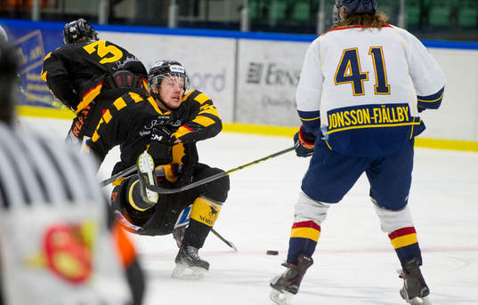 Skellefteås Filip Berglund faller