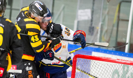 Skellefteås Filip Berglund håller fast Djurgårdens