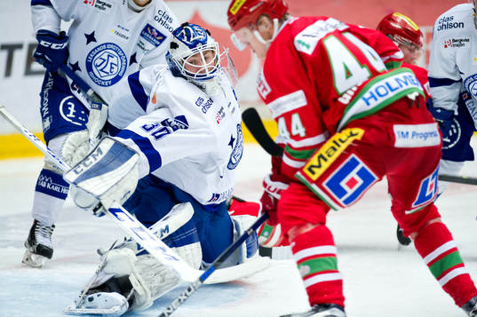 Modos Carl Grundström gör 4-1 målet på Leksands