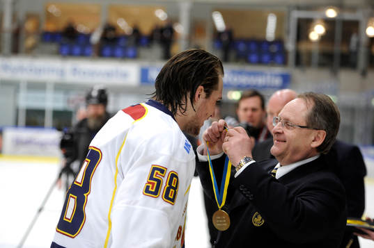 Djurgårdens Fredrik Forsberg får sin guldmedalj