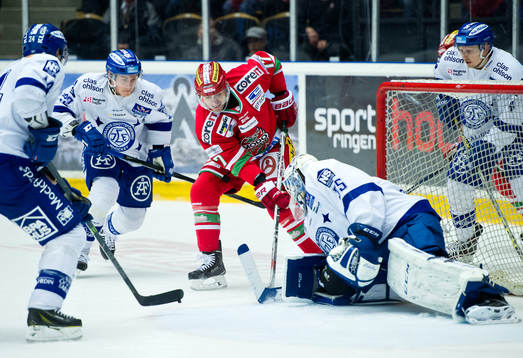 Modos Patrick Dwyer och Leksands målvakt Frans Tuohima