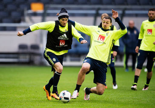 Albin Ekdal utmanas av Zlatan Ibrahimovic