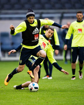 Albin Ekdal utmanas av Zlatan Ibrahimovic