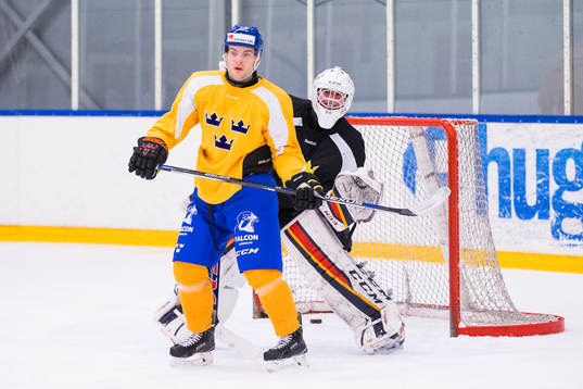 Linus Hultström och målvakt Filip Larsson