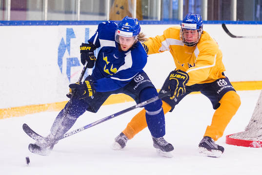 Mattias Tedenby i kamp om pucken med Jacob Cederholm