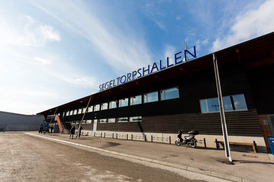 Exteriör av Segeltorpshallen innan en träning med