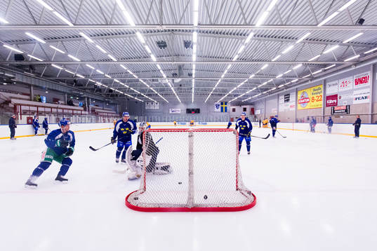 Spelarna med en övning mot ett mål i Segeltorpshallen