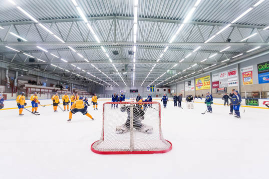 Spelarna med en övning mot ett mål i Segeltorpshallen