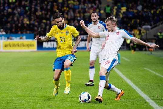 Sveriges Jimmy Durmaz och Tjeckien Ladislav Krejci