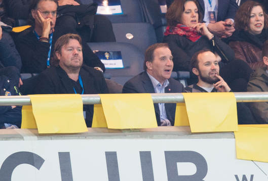 Tomas Brolin och statsminister Stefan Löfven på läktaren