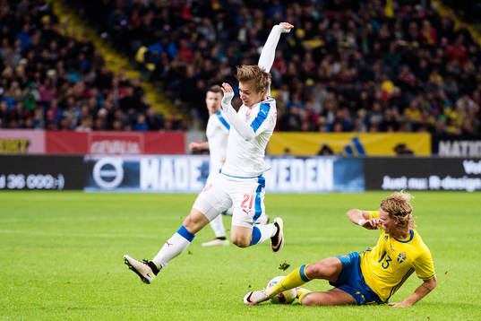 Sveriges Oscar Hiljemark och Tjeckiens Martin Frydek