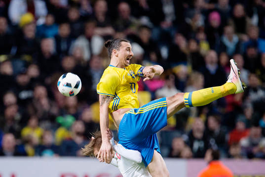 Sveriges Zlatan Ibrahimovic och Tjeckiens  Martin Frydek i