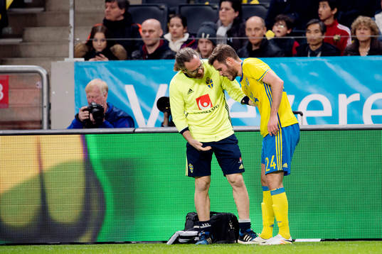 Sveriges Emil Salomonsson samtalar med läkaren