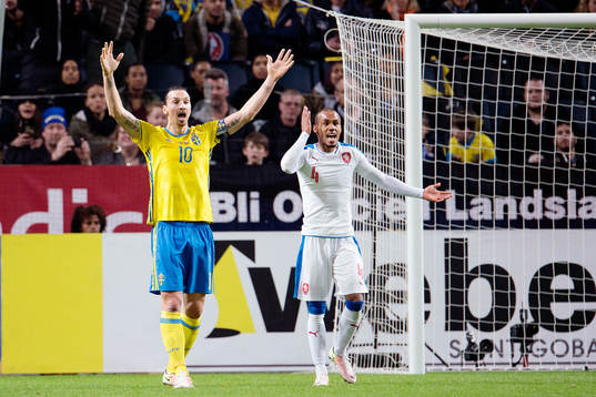 Sveriges Zlatan Ibrahimovic protesterar över ett domslut