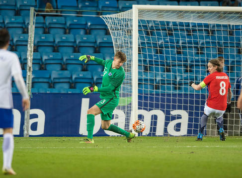2-0 after goalkeeper mistake, Jesse Joronen. Norway -
