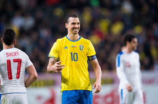 Sveriges Zlatan Ibrahimovic har ont i fingret