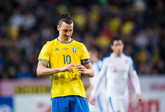 Sveriges Zlatan Ibrahimovic har ont i fingret