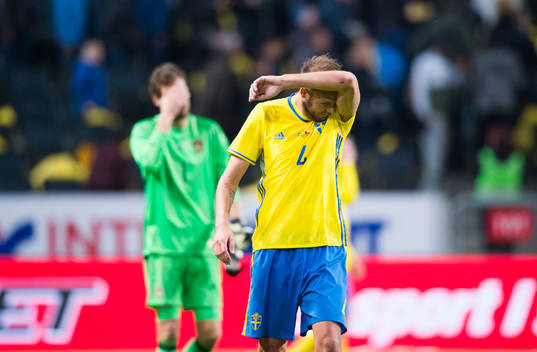 Sveriges målvakt Andreas Isaksson och Andreas Granqvist