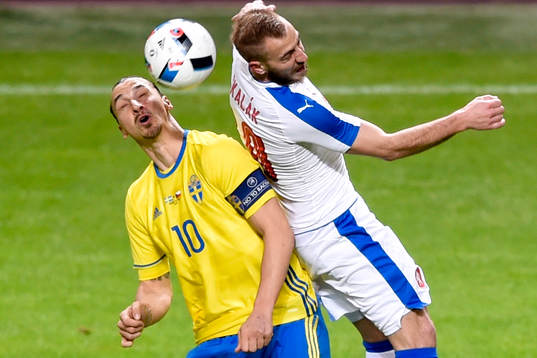 Sveriges Zlatan Ibrahimovic och Tjeckiens Jiri Skalak