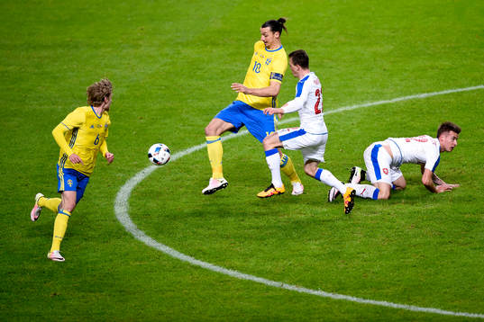Sveriges Emil Forsberg och Zlatan Ibrahimovic och Tjeckiens