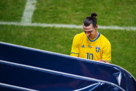 Sveriges Zlatan Ibrahimovic grimaserar när han går av