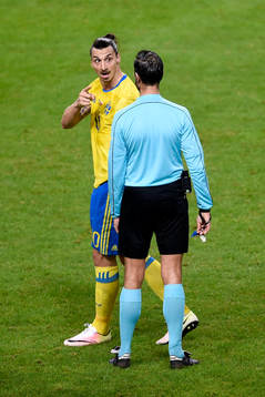 Sveriges Zlatan Ibrahimovic är arg på domare Bas Nijhus