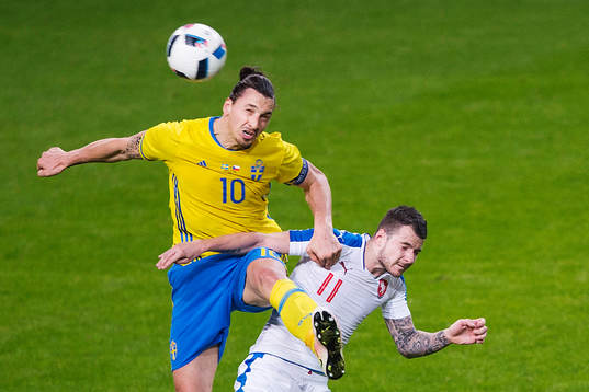 Sveriges Zlatan Ibrahimovic mot Tjeckien  Daniel Pudil