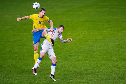 Sveriges Zlatan Ibrahimovic mot Tjeckien  Daniel Pudil